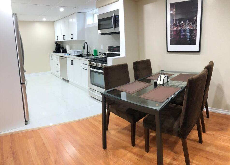 Basement Apartment In ริชมอนด์ฮิลล์ ภายนอก รูปภาพ