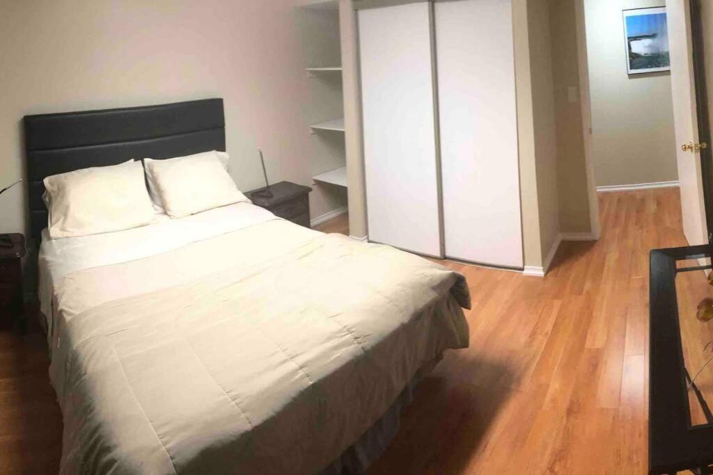 Basement Apartment In ริชมอนด์ฮิลล์ ภายนอก รูปภาพ